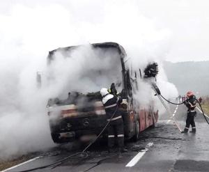 Un autobuz a ars ca o torță, în Covasna, după ce a luat foc în mers