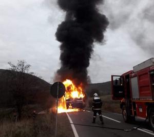 Un autobuz a ars ca o torță, în Covasna, după ce a luat foc în mers