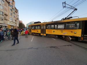 Un tramvai a deraiat la Botoşani, lovind în plin o maşină (Foto)