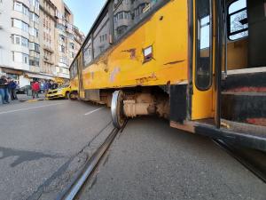 Un tramvai a deraiat la Botoşani, lovind în plin o maşină (Foto)