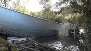 Şofer de TIR scos cu barca din cabină, le-a deschis singur portiera salvatorilor, la Melle, în Germania