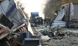 Şofer român mort în Ungaria, camionul lui, un morman de fiare. Şi un şofer polonez a murit
