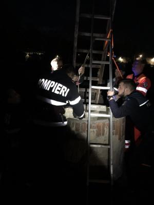 Intervenție dramatică în Cluj-Napoca. Bărbat salvat dintr-o fântână adâncă de 10 metri, pe întuneric