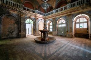 Fotografii dezolante din stațiunea Băile Herculane. Clădiri pline de istorie, lăsate în paragină