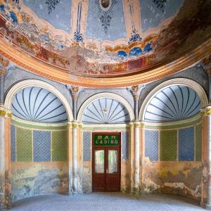 Fotografii dezolante din stațiunea Băile Herculane. Clădiri pline de istorie, lăsate în paragină
