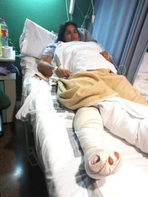 Româncă goală complet şi cu piciorul rupt salvată pe stradă, în Spania. Un bărbat trăgea cu pistolul după ea