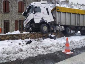 Şofer român de TIR, prăpăd pe o şosea din Franţa pe care nu avea voie să circule. A lovit trei maşini