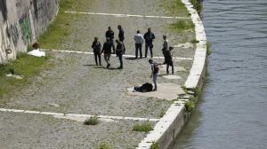 Român filmat cum aruncă de pe un pod o tânără, în Italia. A încercat să o agaţe, n-a putut, aşa că a ucis-o