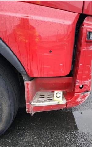 Şofer român prins între focuri de armă, într-o parcare din Franţa, unde camioanele au fost ciuruite