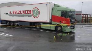 Şofer român prins între focuri de armă, într-o parcare din Franţa, unde camioanele au fost ciuruite
