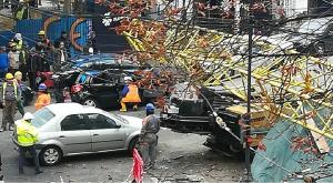 Macara prăbuşită peste o maşină, în centrul Capitalei. Incidentul s-a soldat cu trei răniţi (FOTO)