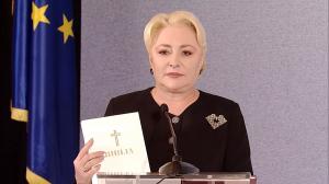 Dăncilă i-a dăruit lui Iohannis Tricolorul, Constituția și Biblia, înaintea alegerilor prezidențiale
