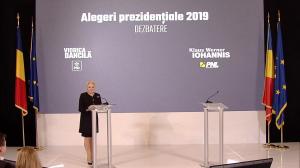 Dăncilă i-a dăruit lui Iohannis Tricolorul, Constituția și Biblia, înaintea alegerilor prezidențiale