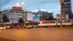 Un tramvai a intrat într-un autobuz, în Bucureşti, luni de dimineaţă