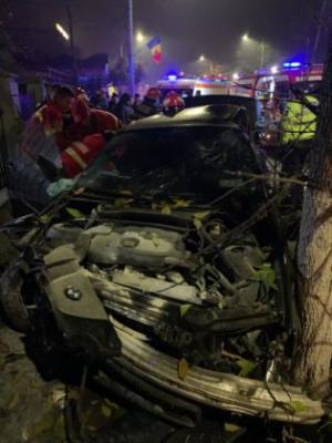 Şofer de 19 ani a făcut BMW-ul praf la Craiova. El şi iubita lui, scoşi cu descarcerarea dintre fiare (video)