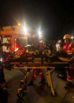 Fată de 14 ani, moartă după ce iubitul a făcut maşina praf într-un cap de pod, la Rădăuţi