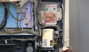 Ploaie cu bani, după ce un bancomat a fost aruncat în aer, în Germania