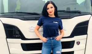 Mălina Ghileschi, cea mai sexy şoferiţă de TIR din România: 'Lucrez singură şi nu mă văd făcând altceva'