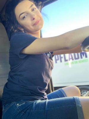 Mălina Ghileschi, cea mai sexy şoferiţă de TIR din România: 'Lucrez singură şi nu mă văd făcând altceva'