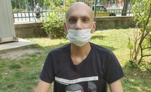 Un tânăr din Drobeta, suferind de o boală gravă, îşi strigă disperarea înainte de sărbători