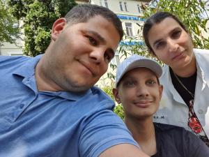 Un tânăr din Drobeta, suferind de o boală gravă, îşi strigă disperarea înainte de sărbători