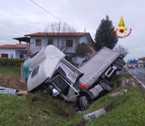 Şofer român de camion, la un pas să fie ucis, încercând să evite un accident mortal, în Italia