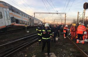 (UPDATE) Două trenuri s-au ciocnit și au deraiat în Ploiești Triaj. Circulaţia feroviară, deviată