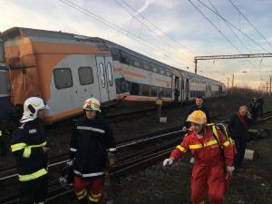 (UPDATE) Două trenuri s-au ciocnit și au deraiat în Ploiești Triaj. Circulaţia feroviară, deviată