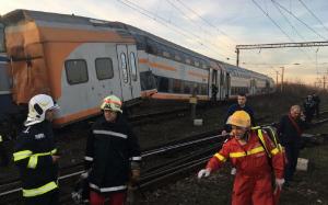 Primele imagini cu trenurile care s-au ciocnit în Ploiești Triaj. Garniturile au deraiat