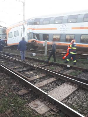 Primele imagini cu trenurile care s-au ciocnit în Ploiești Triaj. Garniturile au deraiat
