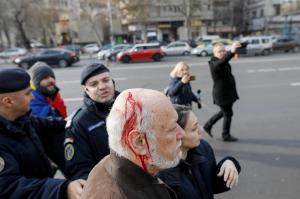 Gelu Voican Voiculescu, lovit şi însângerat în Piaţa Universităţii, la comemorarea victimelor Revoluţiei (video)