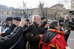 Gelu Voican Voiculescu, lovit şi însângerat în Piaţa Universităţii, la comemorarea victimelor Revoluţiei (video)