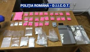 Droguri de 60.000€, un satâr și un ciocan de șnițele, confiscate dintr-un apartament închiriat în Brașov