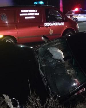 Dezastru pe o șosea din Argeș, după ce şoferul unui BMW a adormit la volan. În maşină se aflau patru tineri între 18 şi 27 de ani