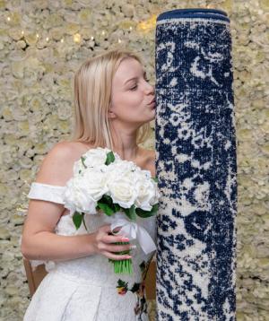 O tânără mamă s-a măritat cu un covor, în rochie albă de mireasă: "Nu aș putea fi mai fericită"