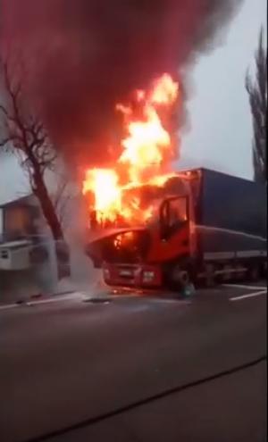 Un şofer de camion are faţa arsă, TIR-ul lui a luat foc în mers, lângă Balş