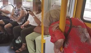 O bătrână stă în picioare, în tren, lângă trei tineri cu căştile în urechi, aşezaţi pe scaune (Foto)