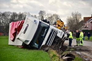 Un şofer român a răsturnat camionul, în Belgia, de frica unui TIR care venea din faţă