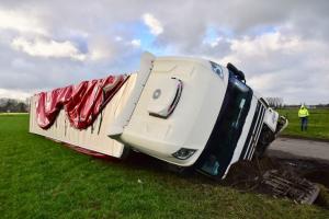 Un şofer român a răsturnat camionul, în Belgia, de frica unui TIR care venea din faţă