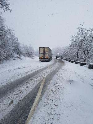 Camioane blocate pe DN14, lângă Mediaş, pentru că nu pot urca pe şoseaua acoperită cu zăpadă şi gheaţă (video)