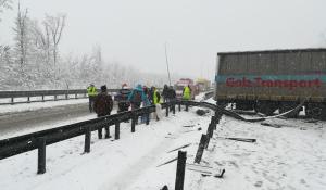 Accident frontal între două TIR-uri pe autostrada A1, în Sibiu