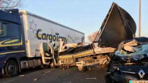 Un adolescent care dormea sub prelata unui camion condus de un român a murit, în Franţa