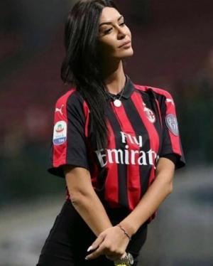 O româncă i-a înnebunit pe italienii de la AC Milan. Andreea este nelipsită de la meciurile rossonerrilor pe San Siro