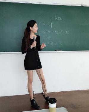 O profesoară din Taiwan a devenit vedetă pe Instagram, după ce studenții au fotografiat-o la cursuri