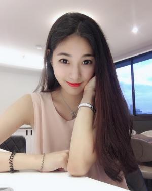 O profesoară din Taiwan a devenit vedetă pe Instagram, după ce studenții au fotografiat-o la cursuri