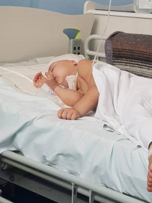 Miracol pentru Anastasia, fetiţa de doar 3 ani operată pe creier şi care acum zâmbeşte din nou