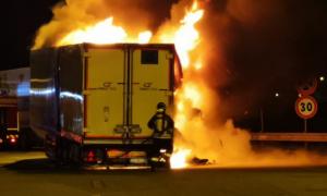 Un camion românesc plin cu carne a ieşit în flăcări din tunelul Ventimiglia, din Italia