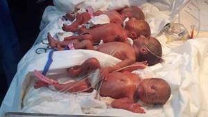 O femeie a născut 7 bebeluşi. Septupleţii, şase fetiţe şi un băieţel au venit pe lume pe cale naturală (Video)