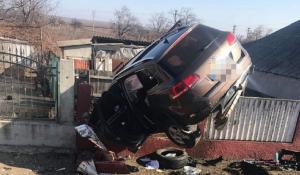 O şoferiţă de 23 de ani a urcat un jeep pe gardul unei gospodării la Haret, în Vrancea