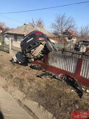 O şoferiţă de 23 de ani a urcat un jeep pe gardul unei gospodării la Haret, în Vrancea